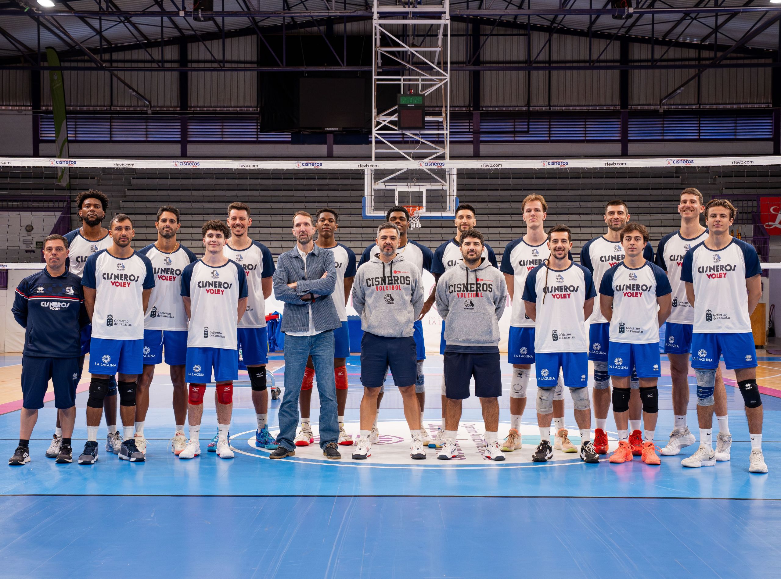 Jugadores y cuerpo técnico del Cisneros durante el Media Day (CEDIDA)