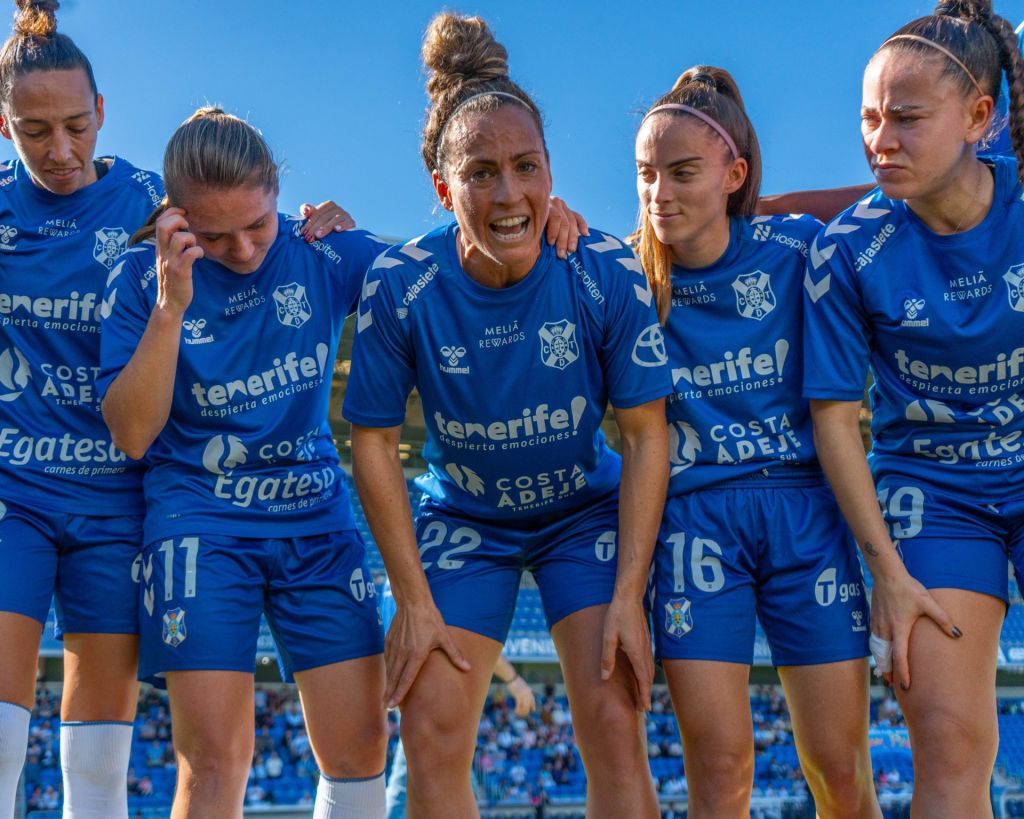 Patri Gavira en una charla de equipo (CDT Femenino)