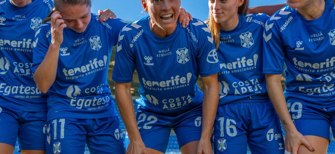 Patri Gavira en una charla de equipo (CDT Femenino)