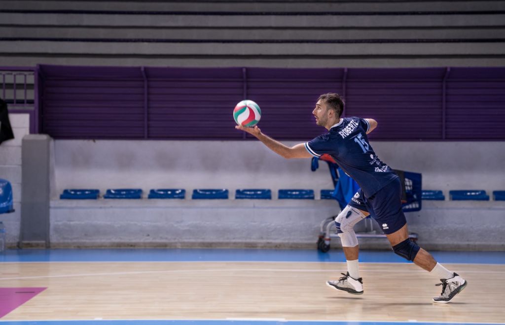 Nacho Roberts preparando un saque (CEDIDA)