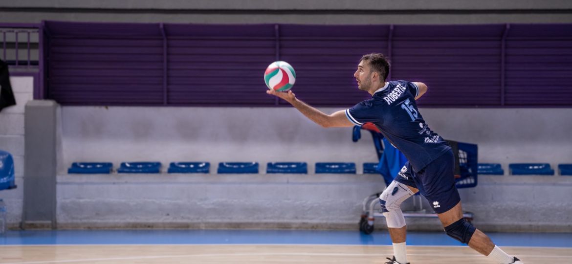 Nacho Roberts preparando un saque (CEDIDA)