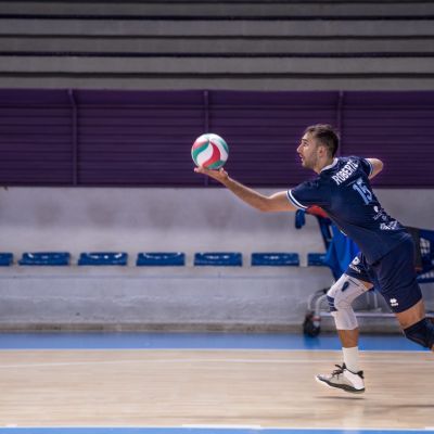 Nacho Roberts preparando un saque (CEDIDA)