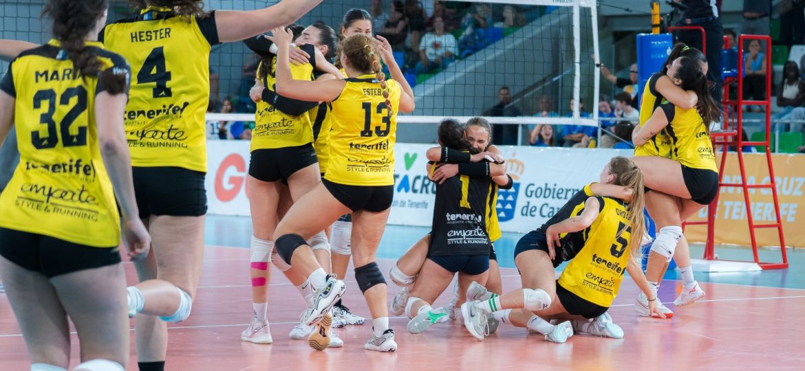 Las jugadoras del CV Aguere celebrando el ascenso (CEDIDA)