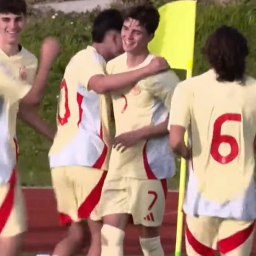 Dani Fernández celebra el gol con sus compañeros (YOUTUBE SEFUTBOL).