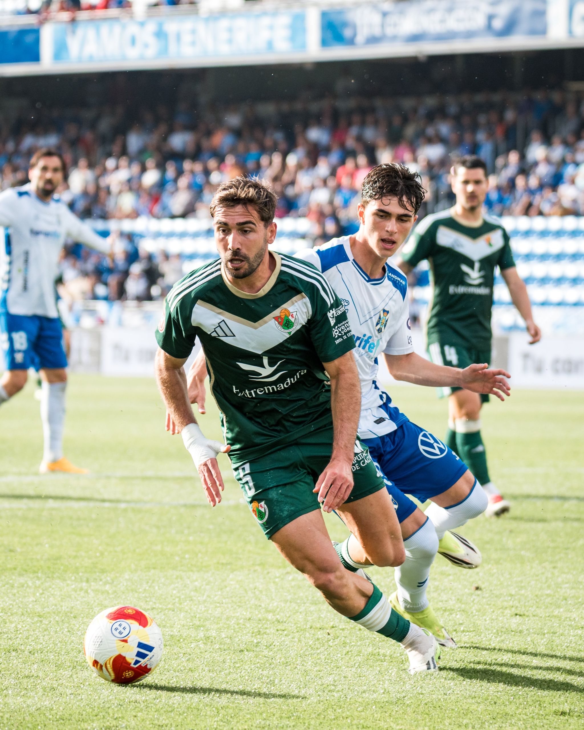 Dani Fernández persigue a un jugador del Cacereño (CD TENERIFE).