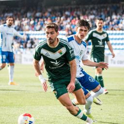 Dani Fernández persigue a un jugador del Cacereño (CD TENERIFE).