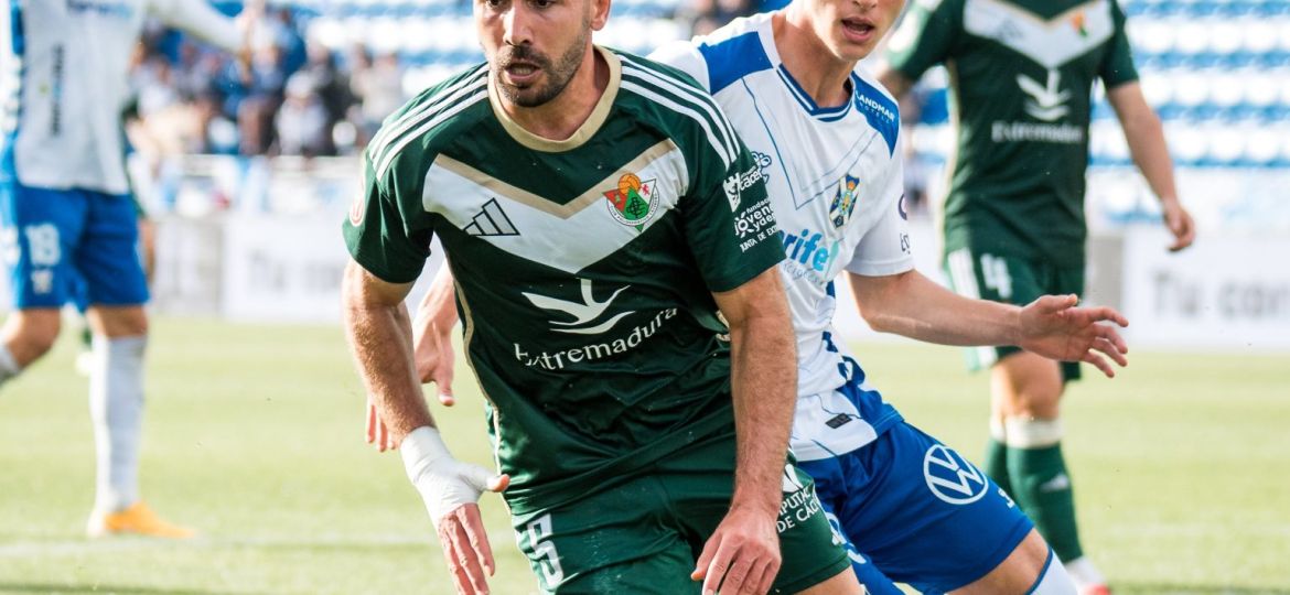 Dani Fernández persigue a un jugador del Cacereño (CD TENERIFE).