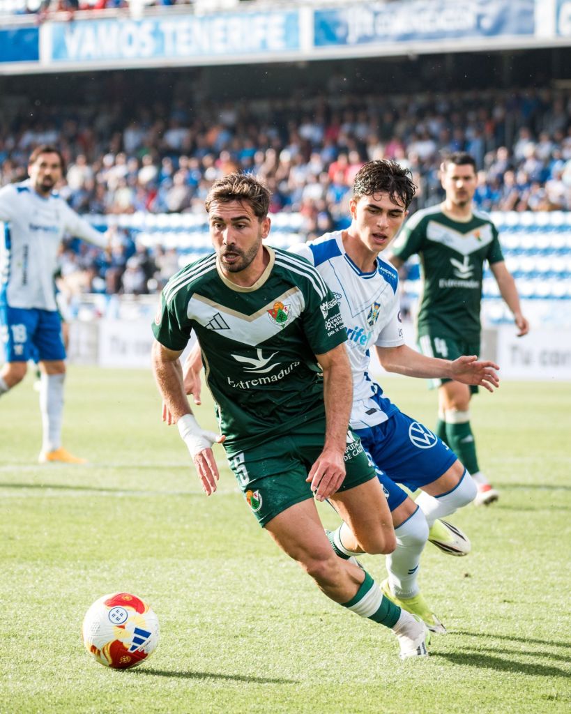 Dani Fernández persigue a un jugador del Cacereño (CD TENERIFE).|