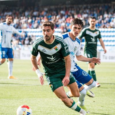Dani Fernández persigue a un jugador del Cacereño (CD TENERIFE).|