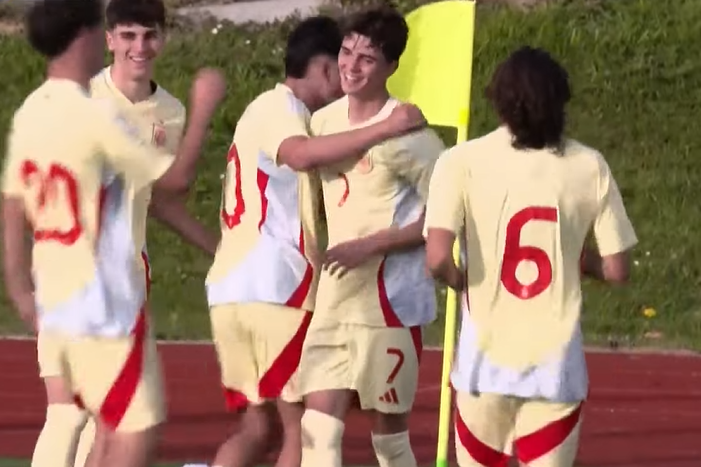 Dani Fernández celebra el gol con sus compañeros (YOUTUBE SEFUTBOL).