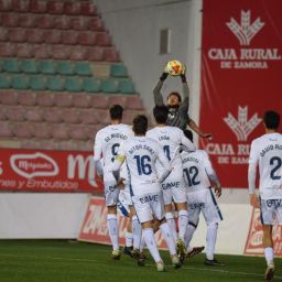 Dani Martín atrapa un balón aéreo en Zamora (CD Tenerife)