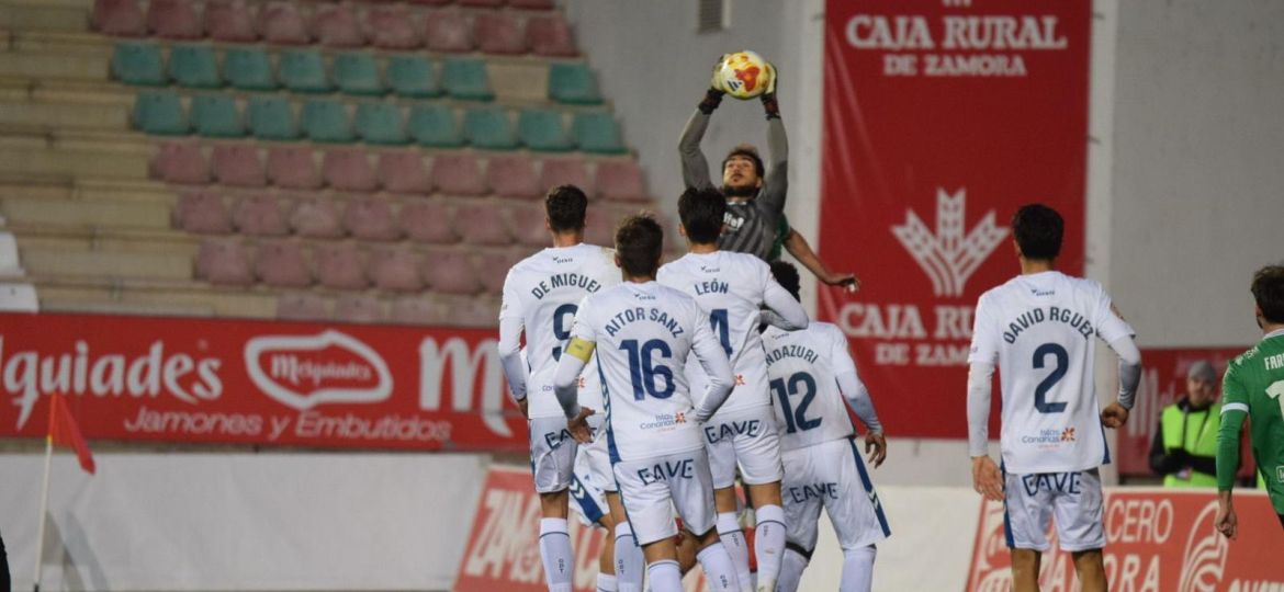 Dani Martín atrapa un balón aéreo en Zamora (CD Tenerife)