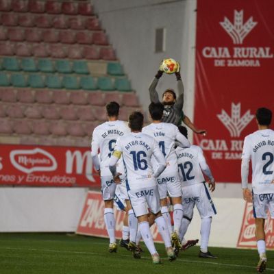 Dani Martín atrapa un balón aéreo en Zamora (CD Tenerife)