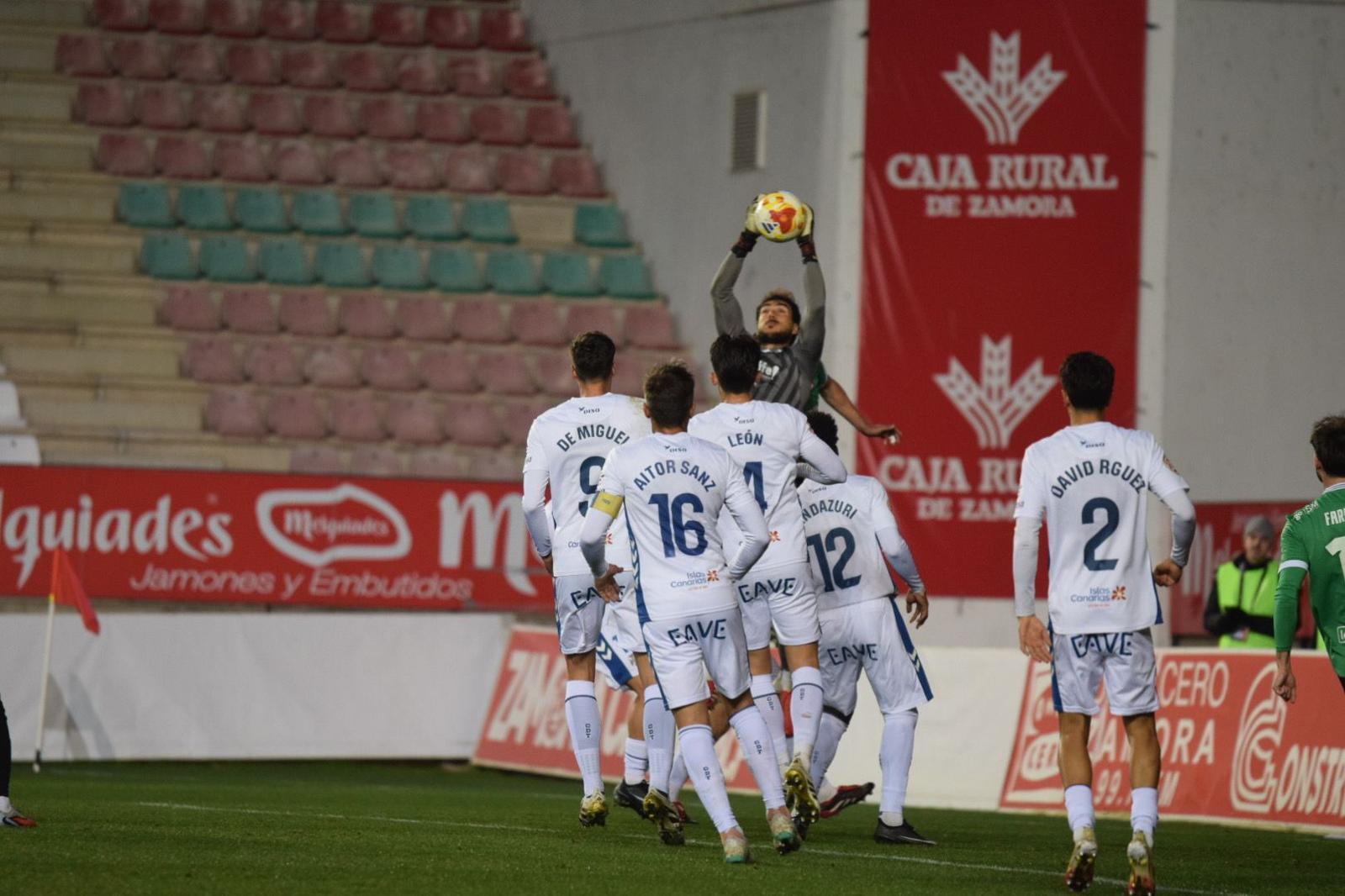 Dani Martín atrapa un balón aéreo en Zamora (CD Tenerife)