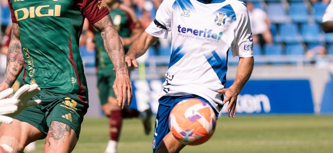 David Rodríguez ante el Oviedo (CD Tenerife San Acosta)