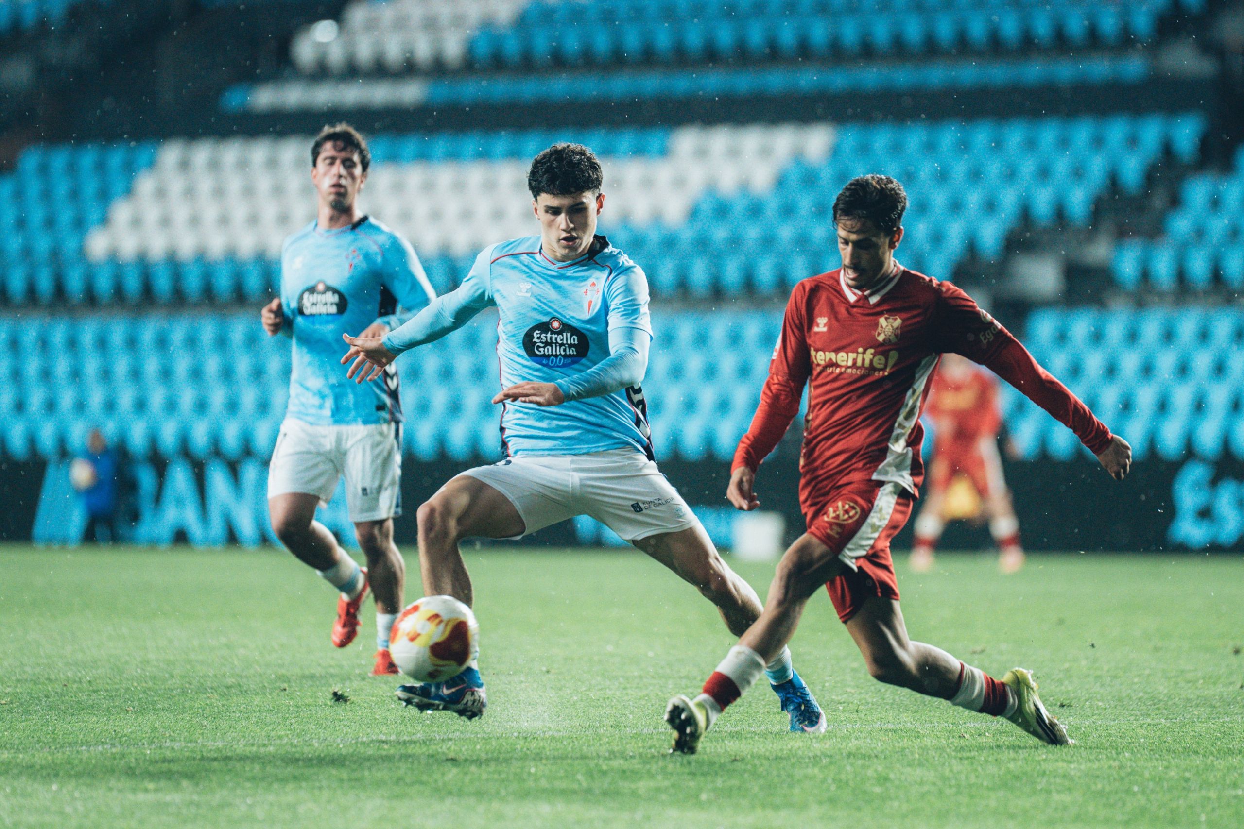 David-Rodríguez disputa un balón ante el Celta Fortuna (CD TENERIFE)