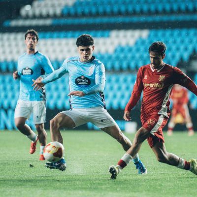 David-Rodríguez disputa un balón ante el Celta Fortuna (CD TENERIFE)