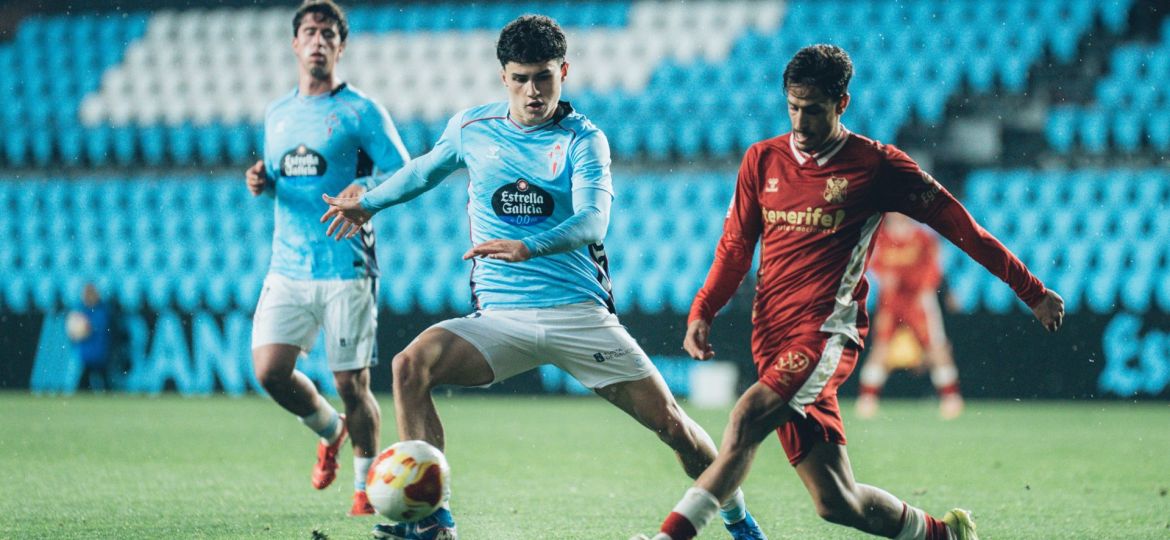 David-Rodríguez disputa un balón ante el Celta Fortuna (CD TENERIFE)