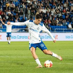 David Rodríguez disparando a portería (CD Tenerife)