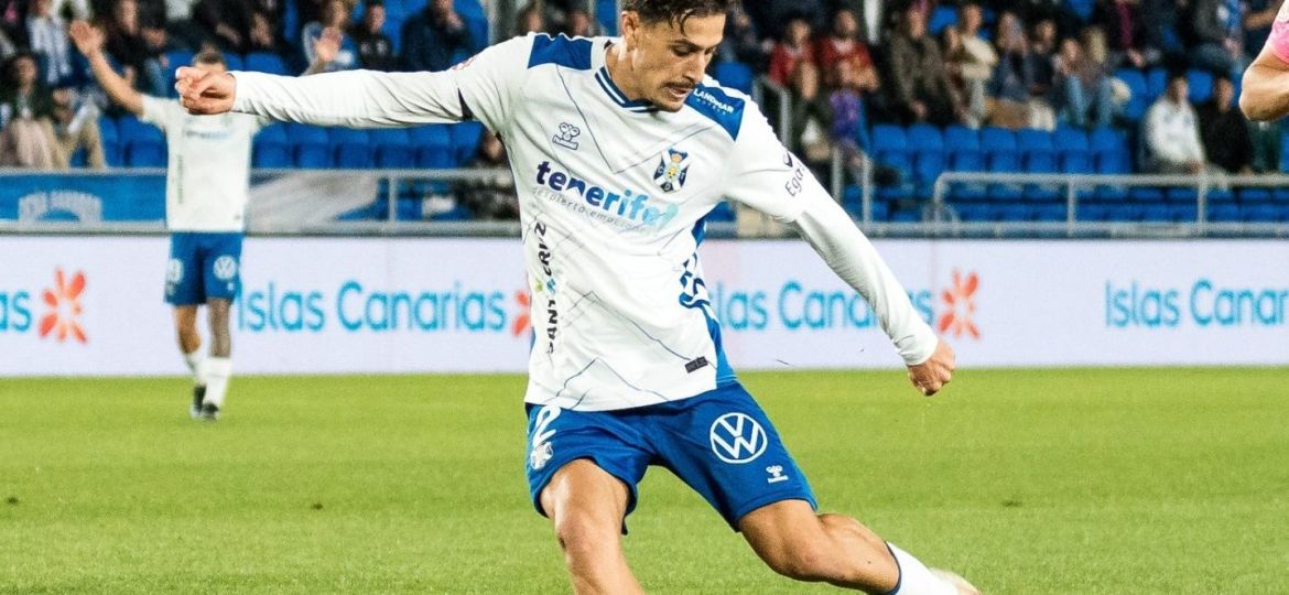 David Rodríguez disparando a portería (CD Tenerife)