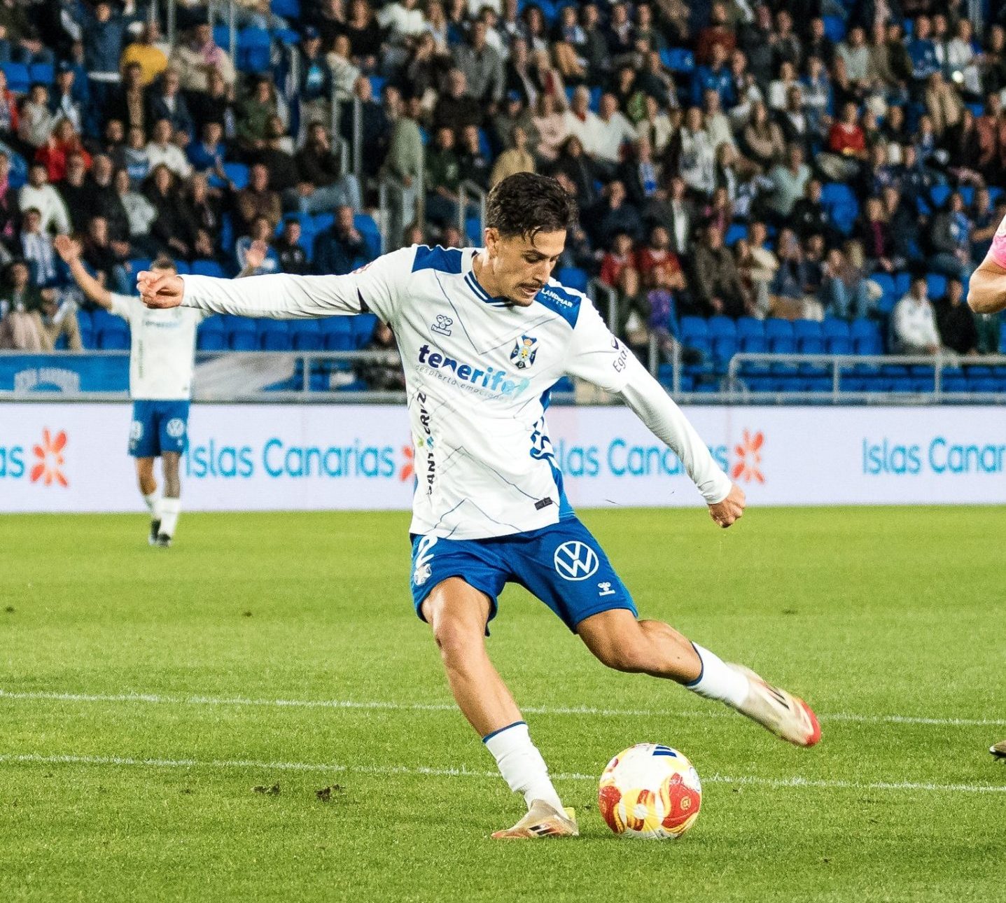 David Rodríguez disparando a portería (CD Tenerife)