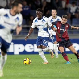 Diarra conduce ante la presión de Iván Romero (LALIGA).