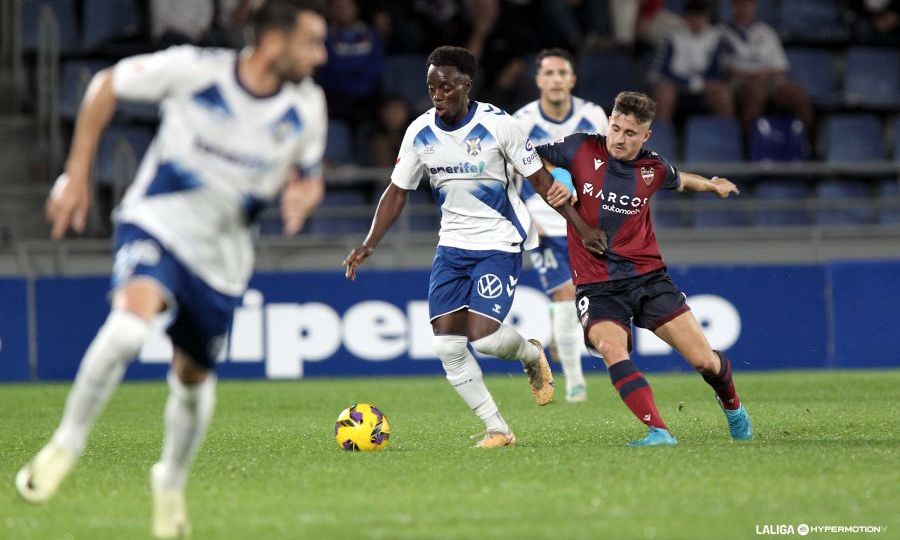 Diarra conduce ante la presión de Iván Romero (LALIGA).