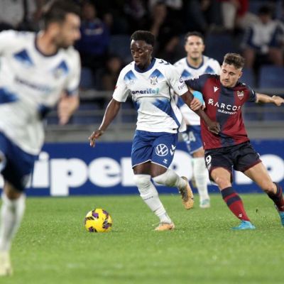 Diarra conduce ante la presión de Iván Romero (LALIGA).