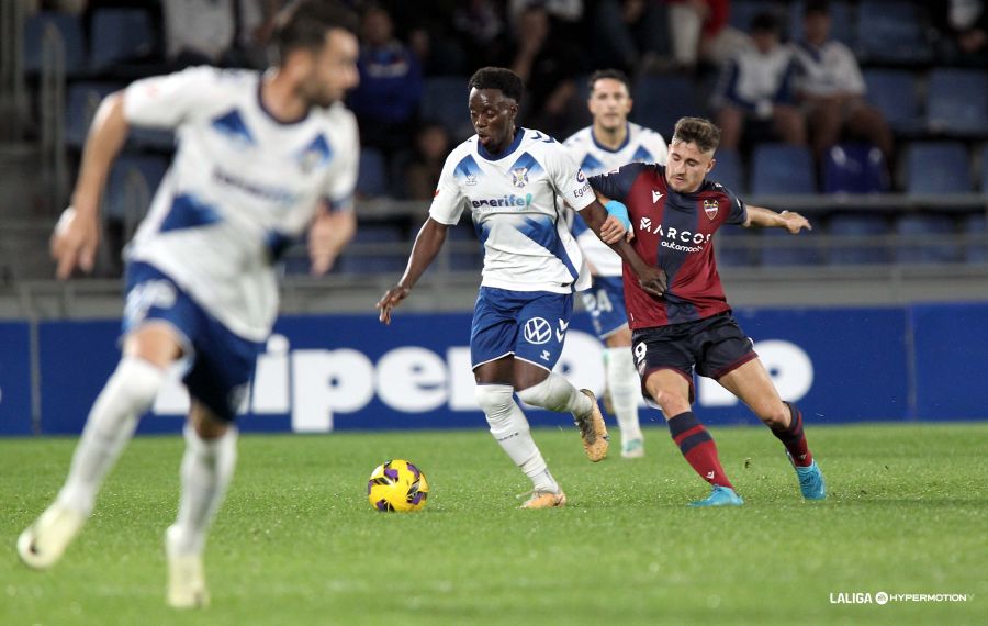 Diarra conduce ante la presión de Iván Romero (LALIGA).