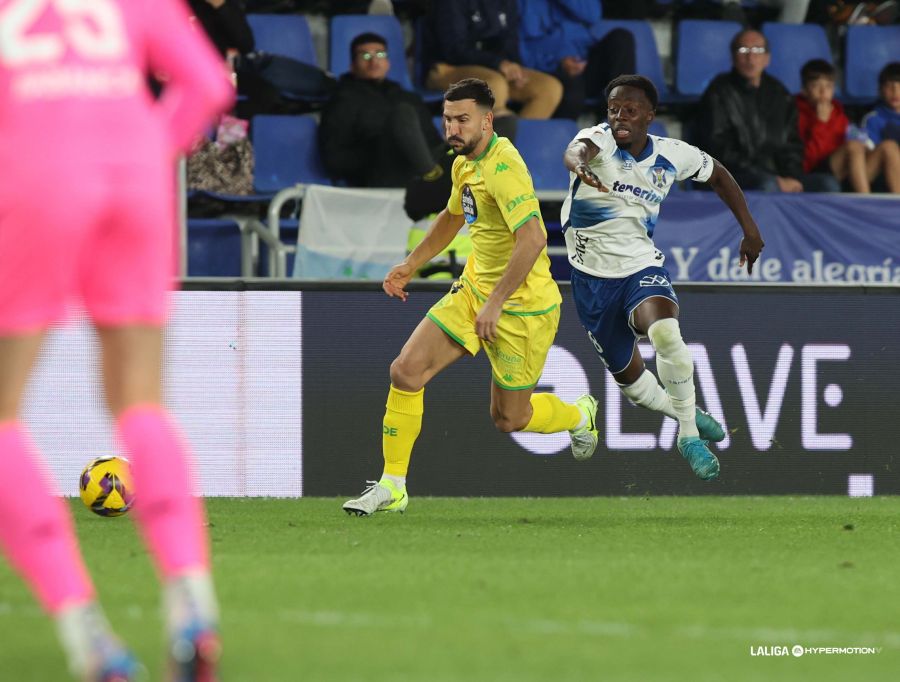 Diarra en una acción del Tenerife- Deportivo (LA LIGA)