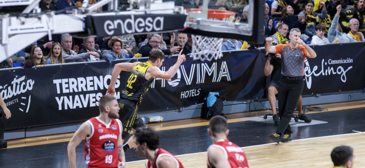 Doornekamp celebra una de sus canastas (EMILIO COBOS ACB PHOTO)