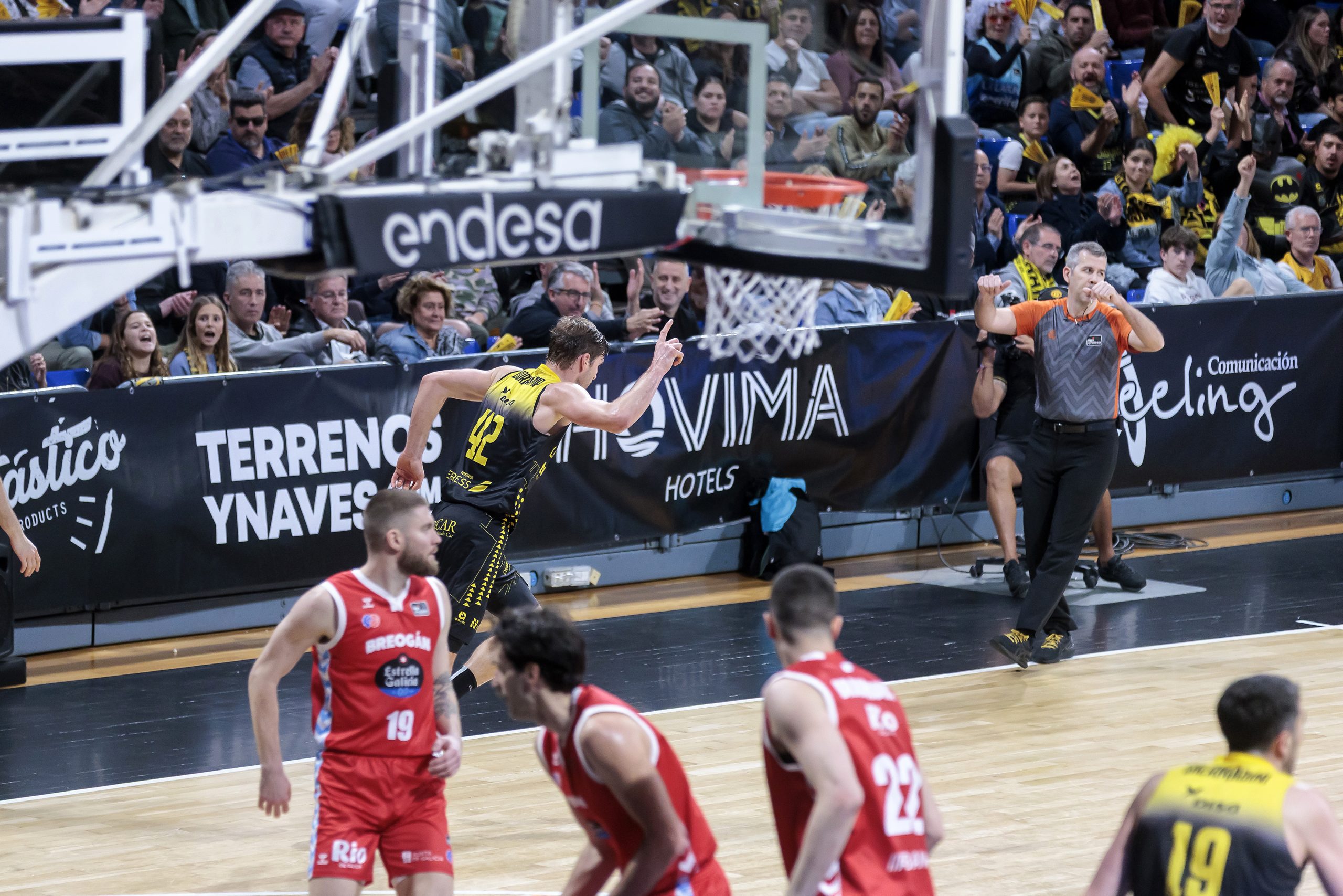 Doornekamp celebra una de sus canastas (EMILIO COBOS ACB PHOTO)