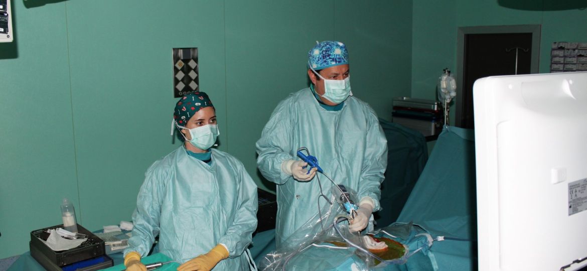 Dr. Valencia en quirófano (CEDIDA).