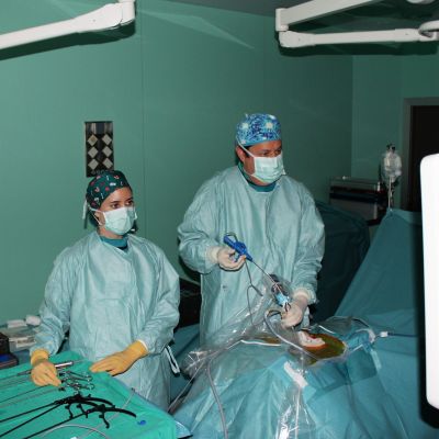 Dr. Valencia en quirófano (CEDIDA).