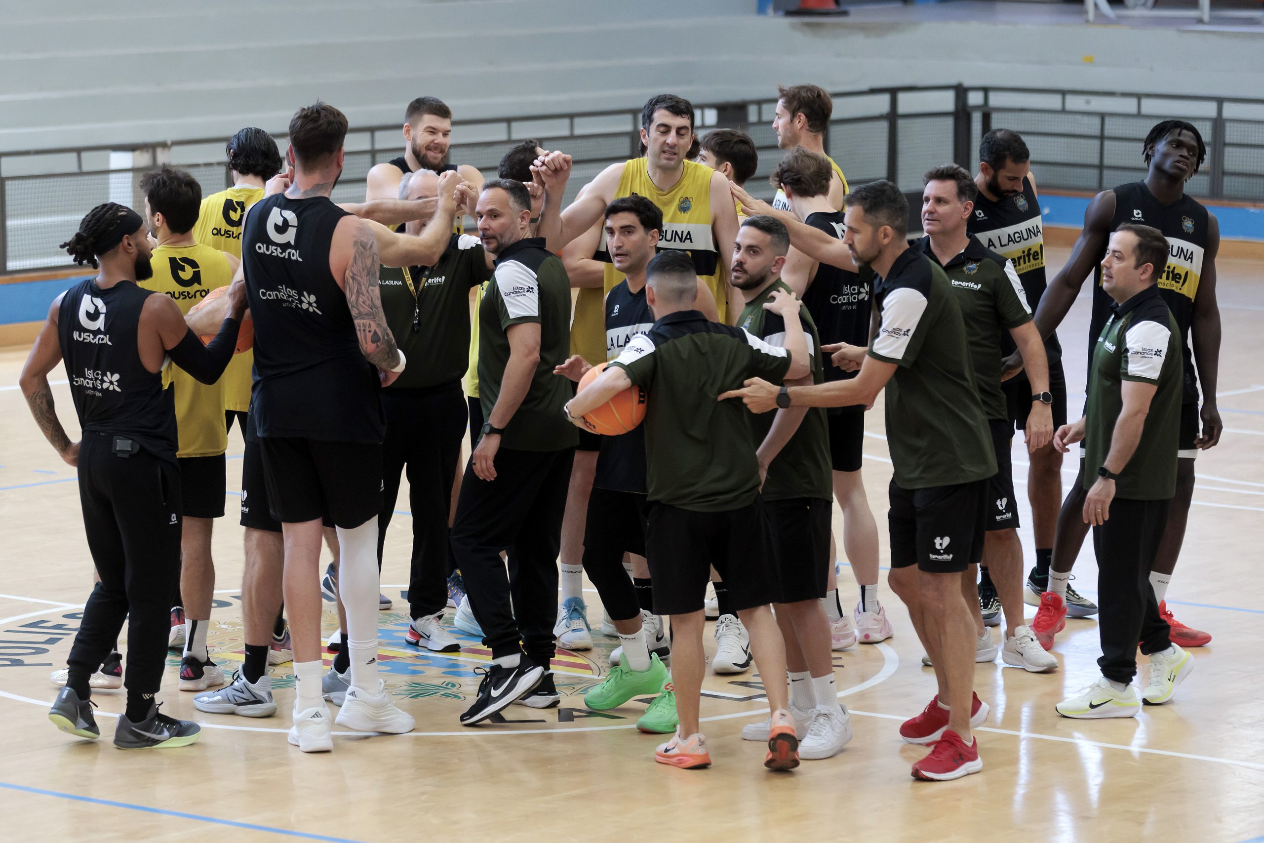 Jugadores de La Laguna Tenerife (CBCANARIAS.NET).