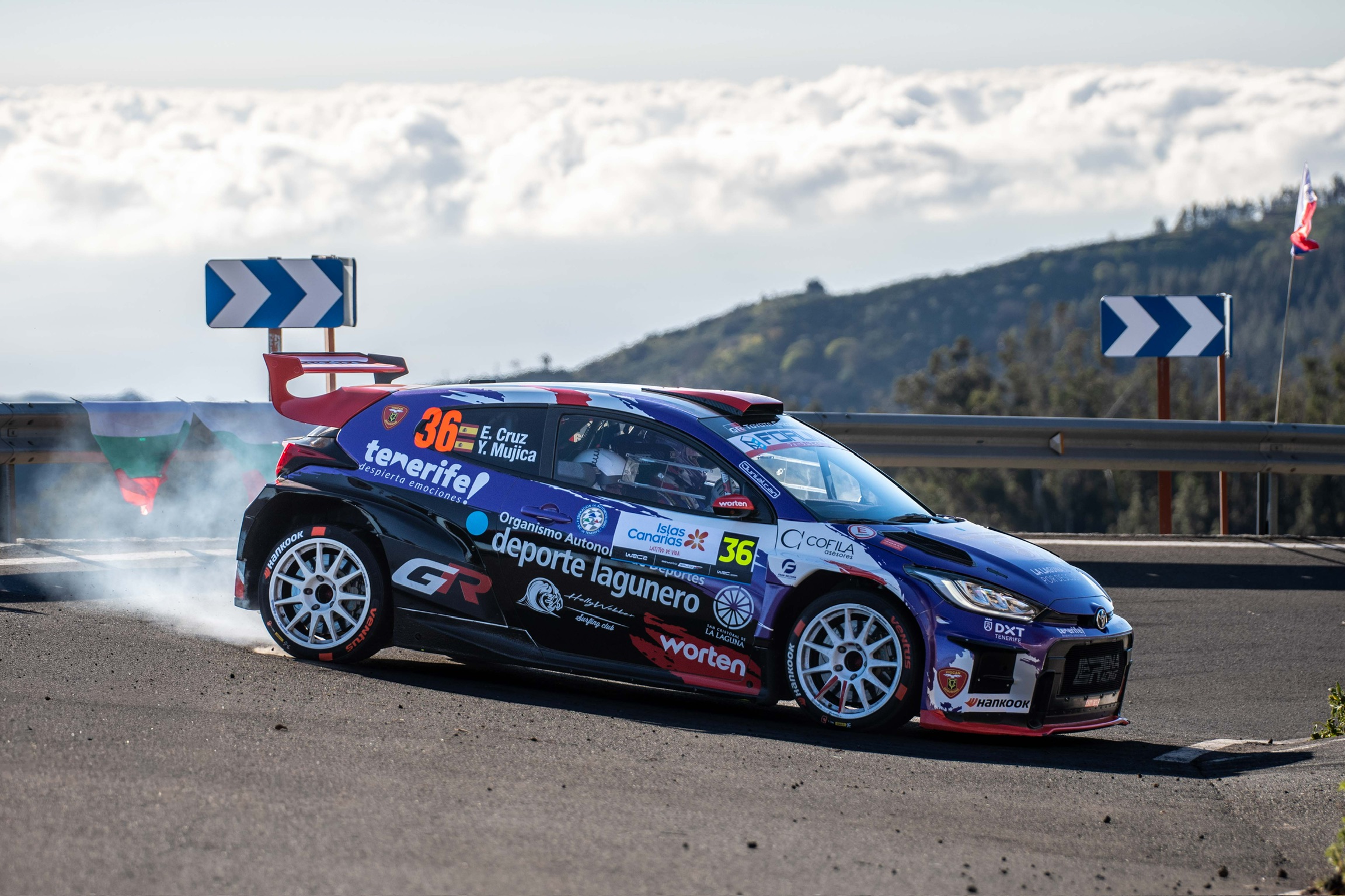 Enrique Cruz y Yeray Mujica, a los mandos del Toyota Yaris GR Rally2 de Llarena Racing (CEDIDA).