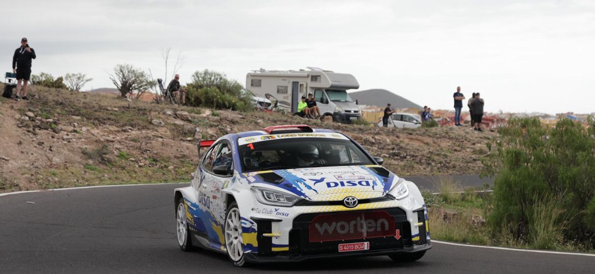 Bólido de Enrique Cruz (RALLYEVILLADEADEJE.COMO - FOTO: RAÚL S. REYES).|Podio del torneo (RALLYEVILLADEADEJE.COMO - FOTO: RAÚL S. REYES).