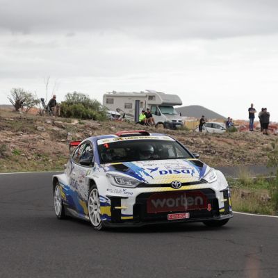 Bólido de Enrique Cruz (RALLYEVILLADEADEJE.COMO - FOTO: RAÚL S. REYES).|Podio del torneo (RALLYEVILLADEADEJE.COMO - FOTO: RAÚL S. REYES).