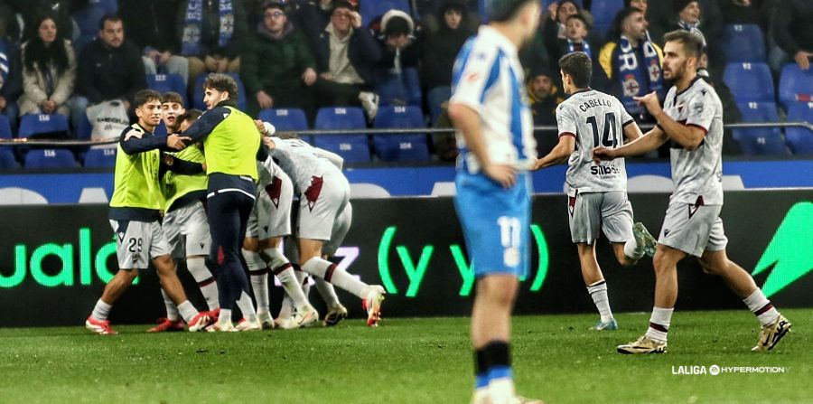El Levante celebra el 1-2 frente a los jugadores del Dépor (La Liga)