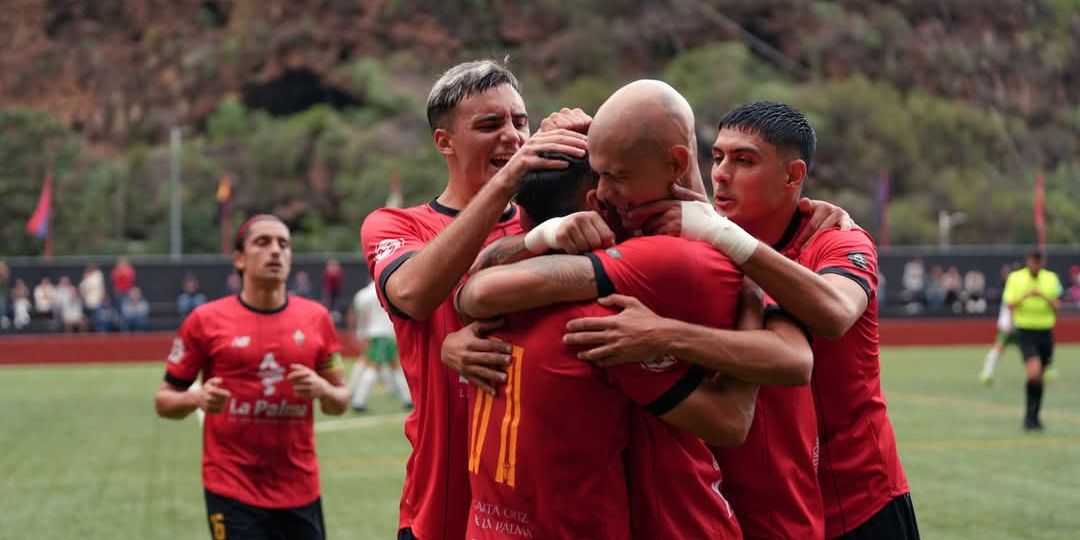 El cuadro palmero celebrando uno de los goles en el Silvestre Carrillo (@CDMensajero)
