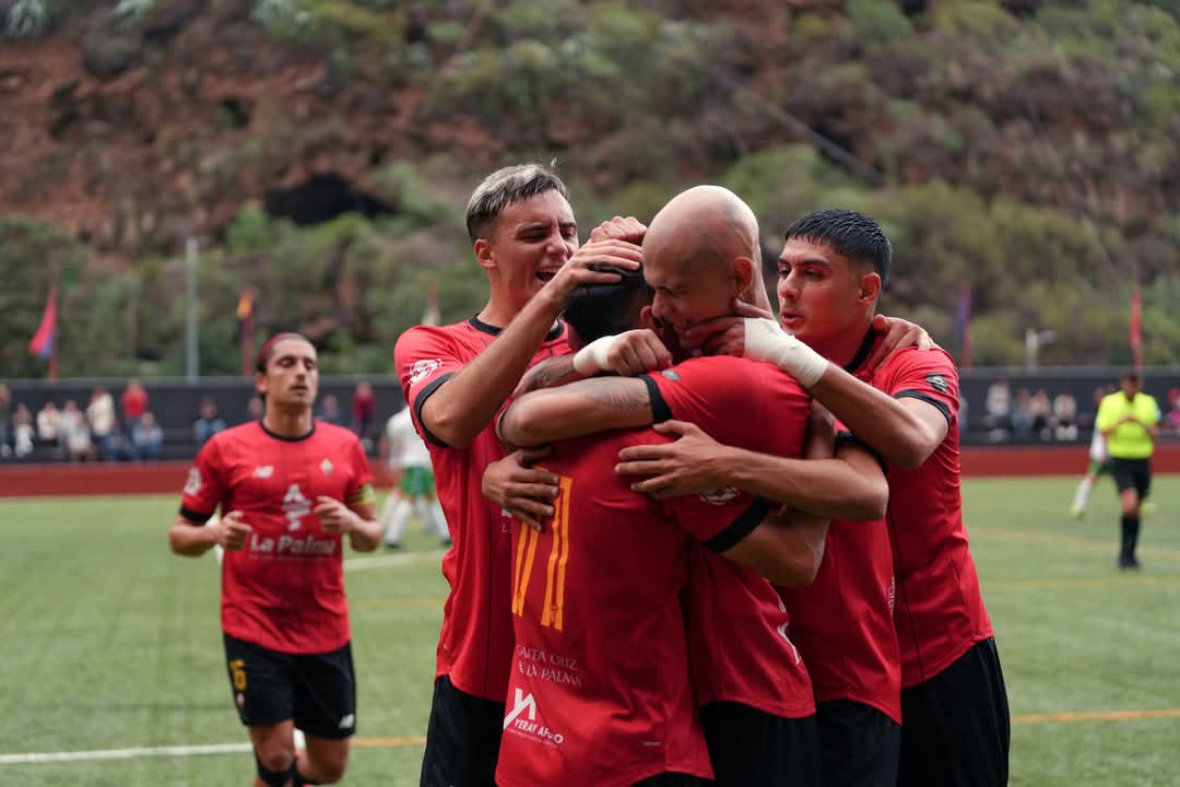 El cuadro palmero celebrando uno de los goles en el Silvestre Carrillo (@CDMensajero)
