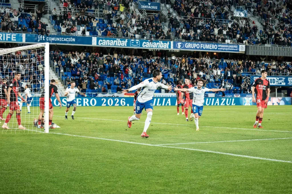 Enric Gallego celebrando uno de los goles a la Ponferradina (CD Tenerife)