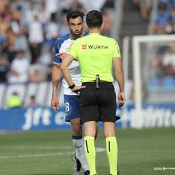 Enric Gallego hablando con un árbitro (LA LIGA)