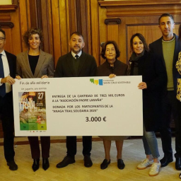Entrega del cheque de la carrera solidaria (AYUNTAMIENTO SANTA CRUZ)