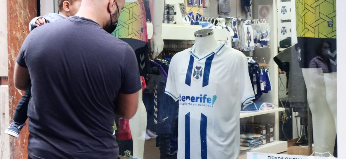 Escaparate de la tienda del Tenerife con la camiseta del Centenario (CD TENERIFE)