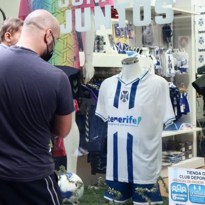 Escaparate de la tienda del Tenerife con la camiseta del Centenario (CD TENERIFE)