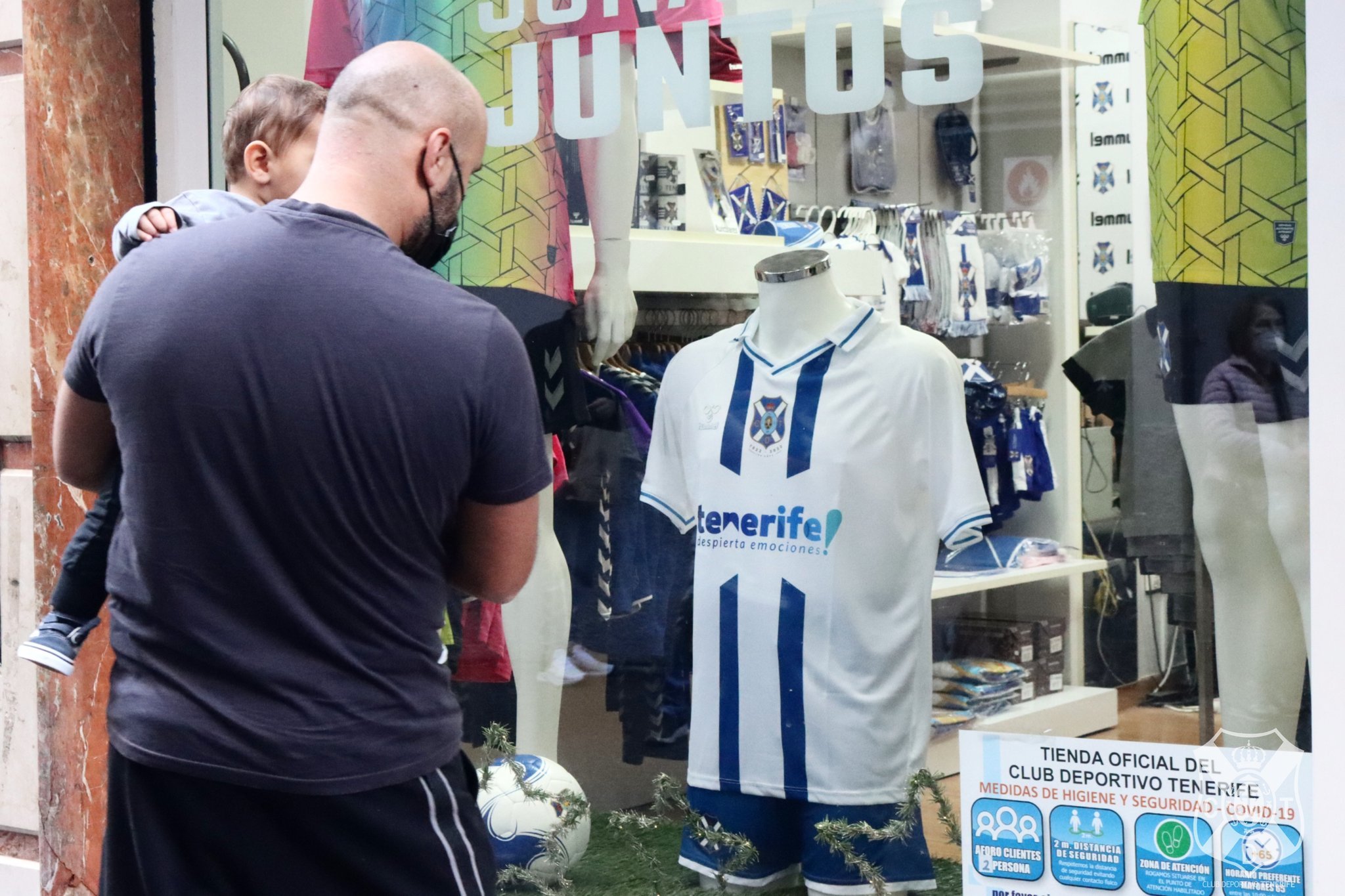 Escaparate de la tienda del Tenerife con la camiseta del Centenario (CD TENERIFE)