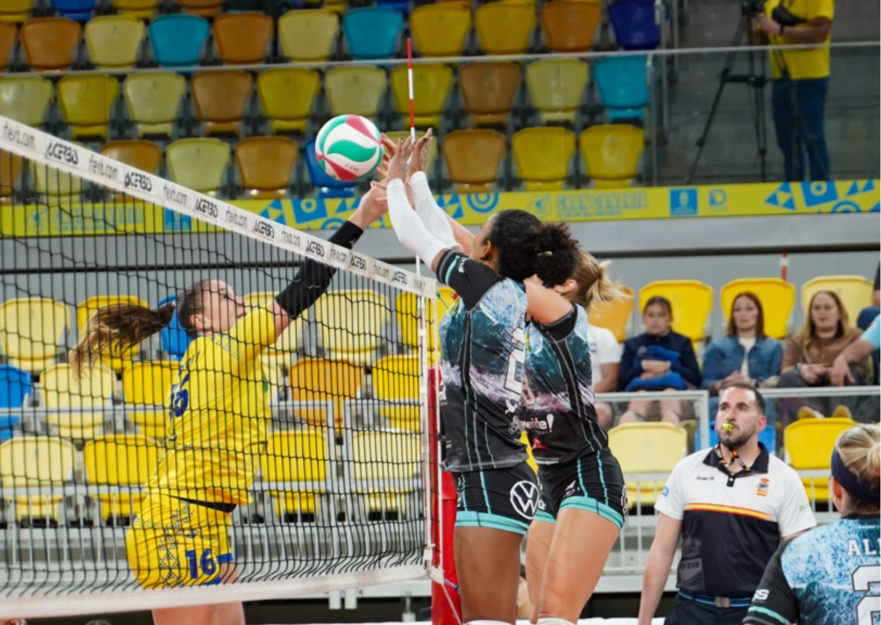Yeisy Soto y Quinn Pelland bloquean un ataque rival (CV HARIS)