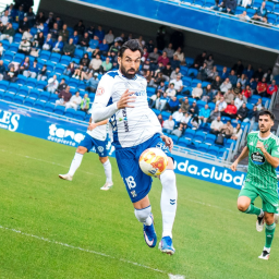 Gallego controla un balón en el área (CD TENERIFE).