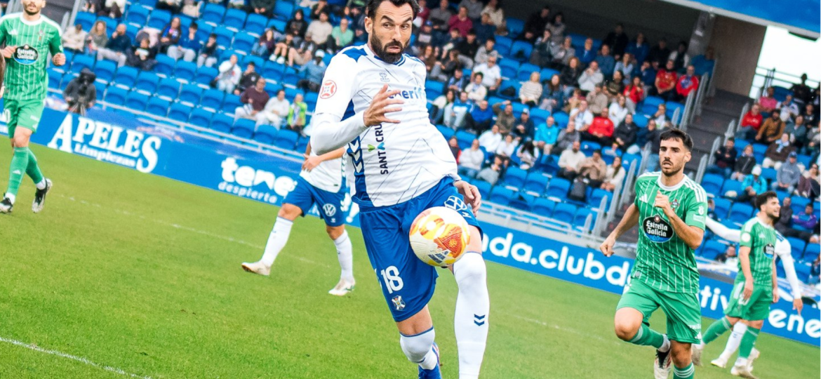 Gallego controla un balón en el área (CD TENERIFE).